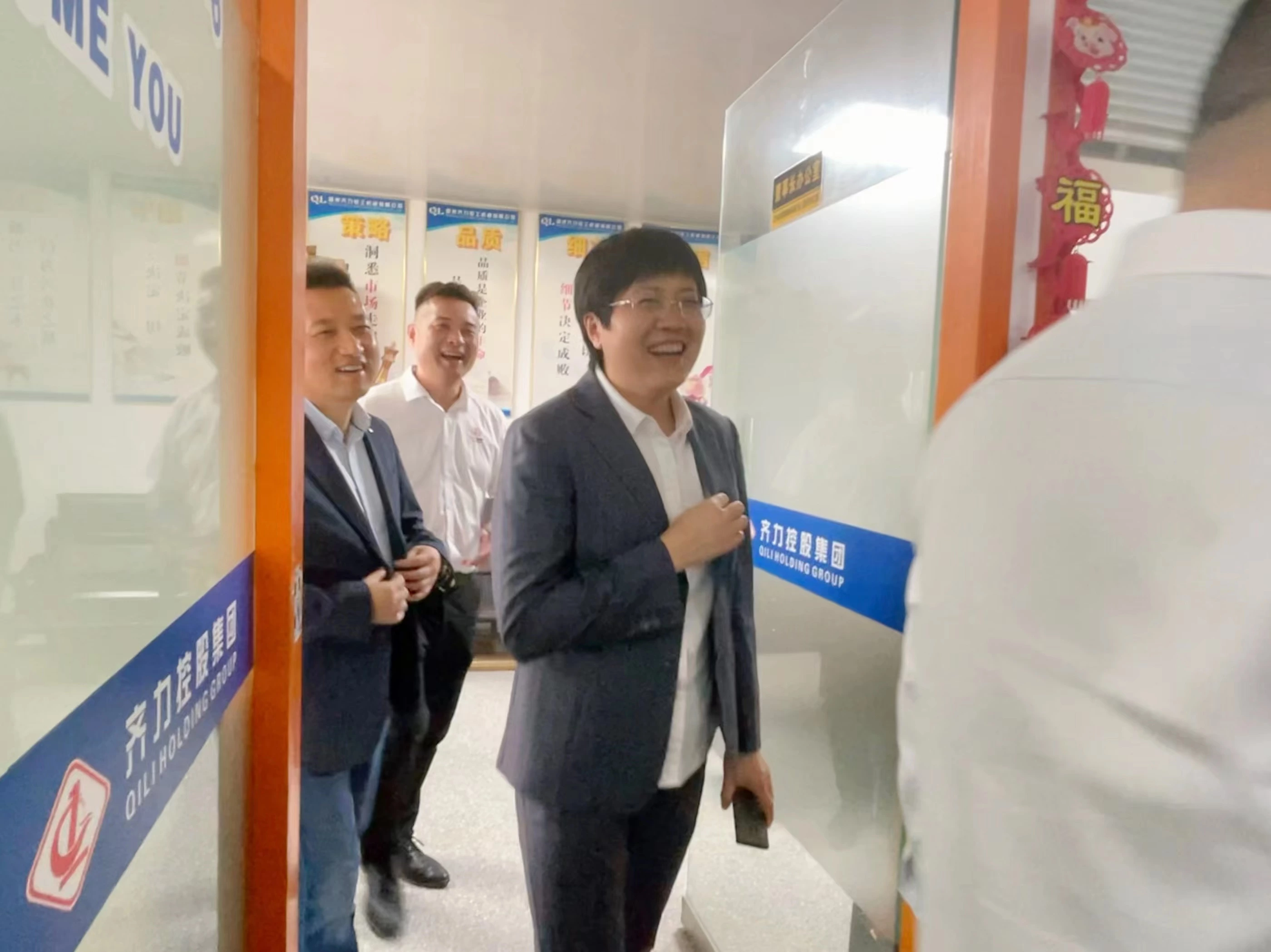 The head of Huaining County, Anhui Province--Chen Hong and other leaders visited the Wenzhou headquarters of Qili Group