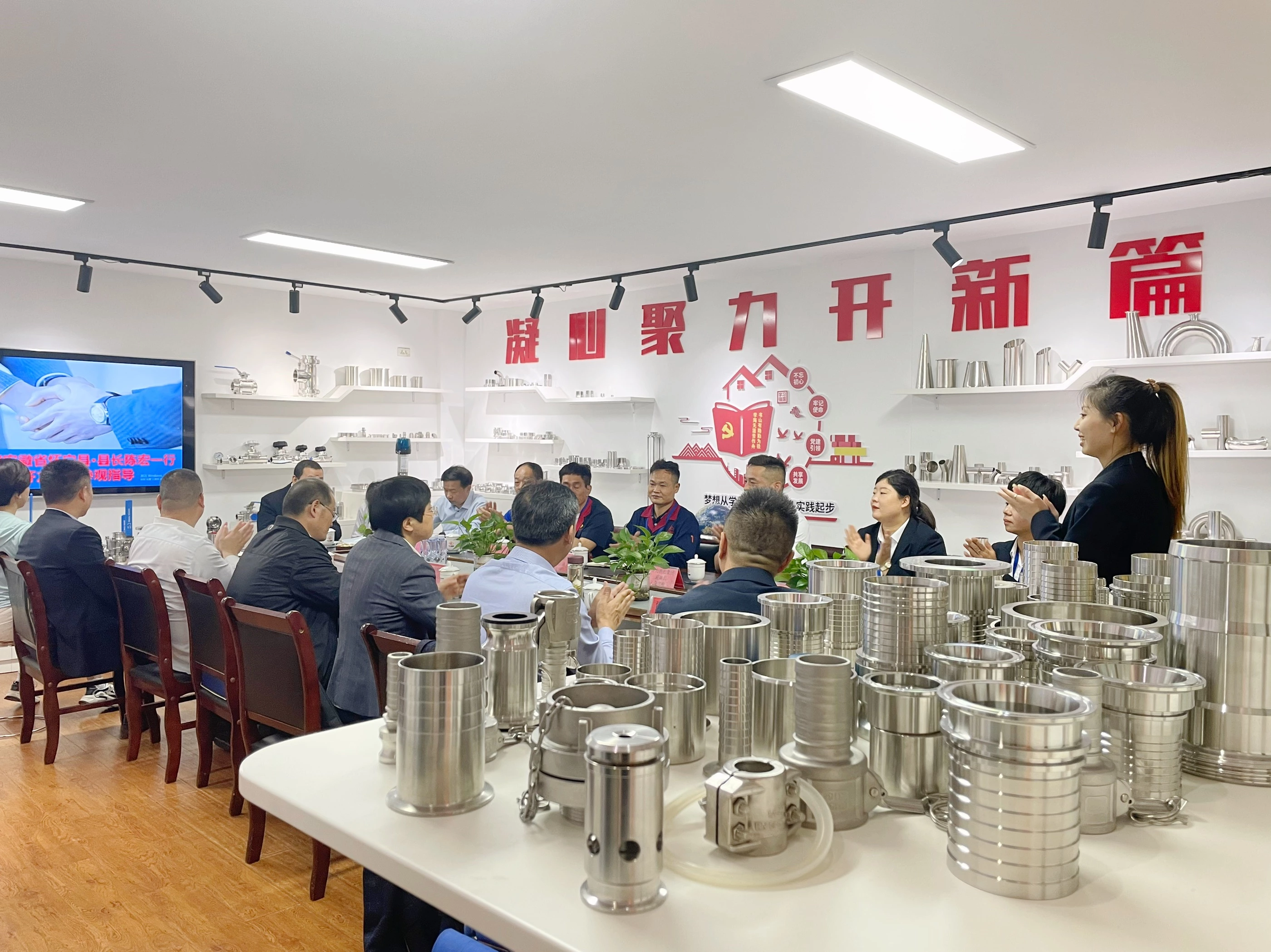 The head of Huaining County, Anhui Province--Chen Hong and other leaders visited the Wenzhou headquarters of Qili Group