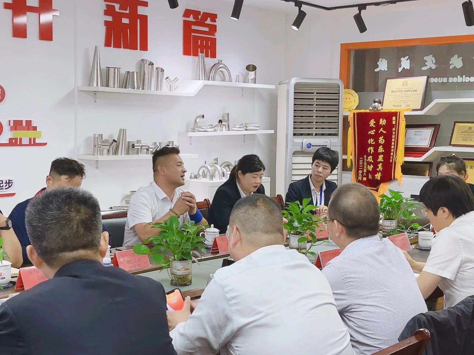 The head of Huaining County, Anhui Province--Chen Hong and other leaders visited the Wenzhou headquarters of Qili Group