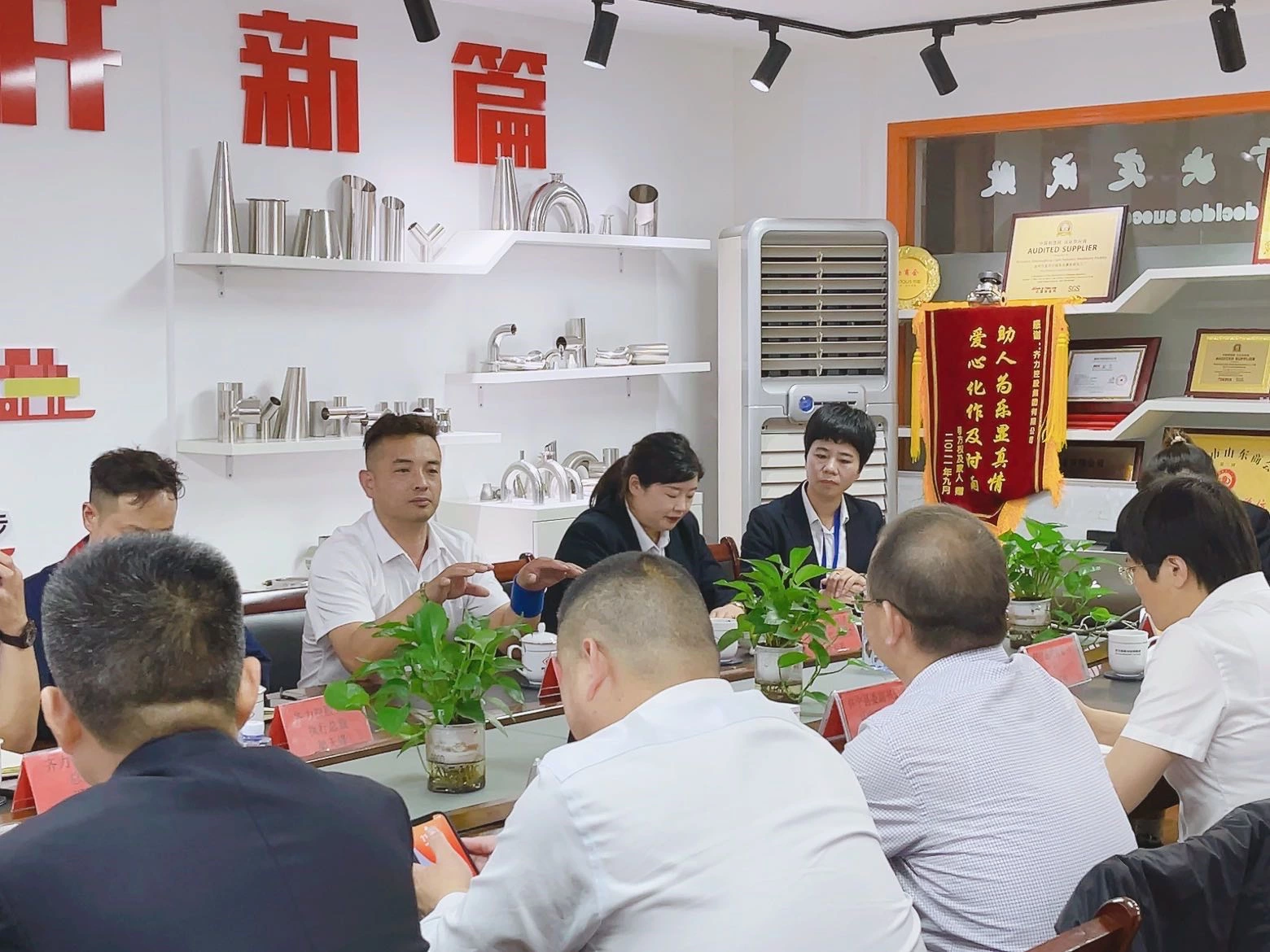The head of Huaining County, Anhui Province--Chen Hong and other leaders visited the Wenzhou headquarters of Qili Group
